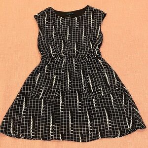 Cals small wm’s Black / White patterned lined Mini Dress with front pockets